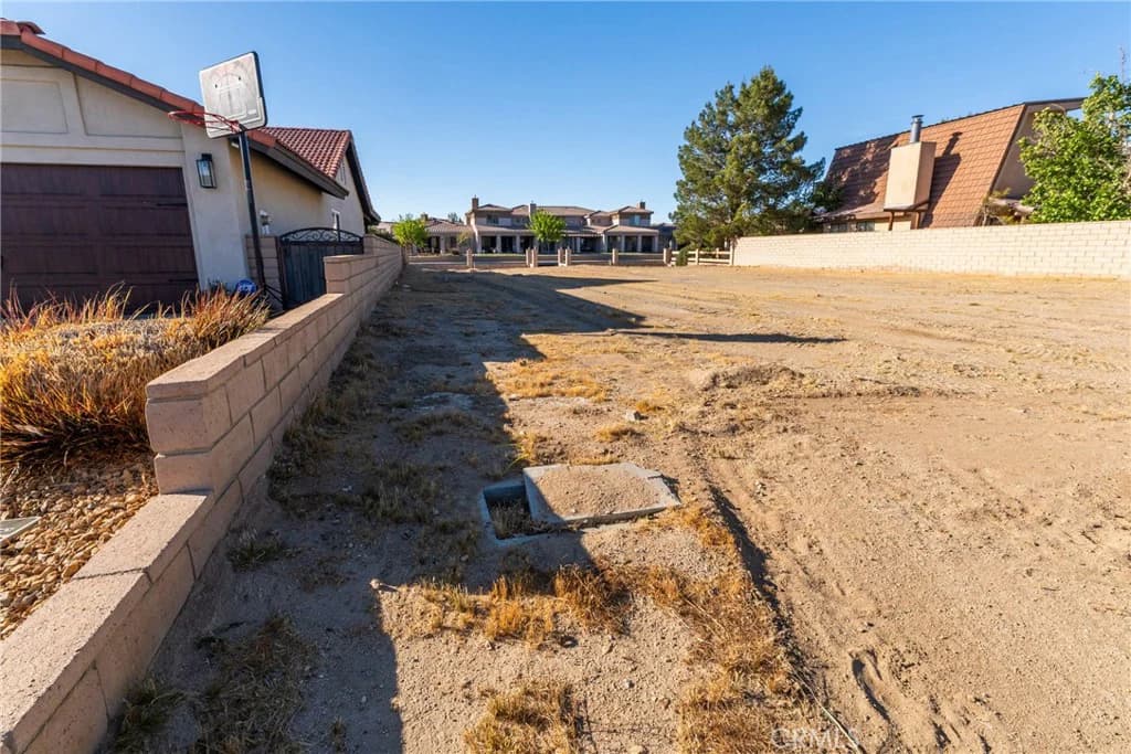 14396 Jamaica Ln — property photo 4