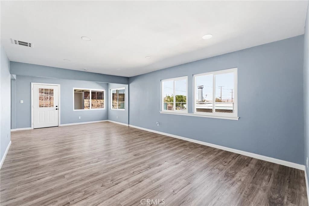 937 E Elizabeth St — property photo 2